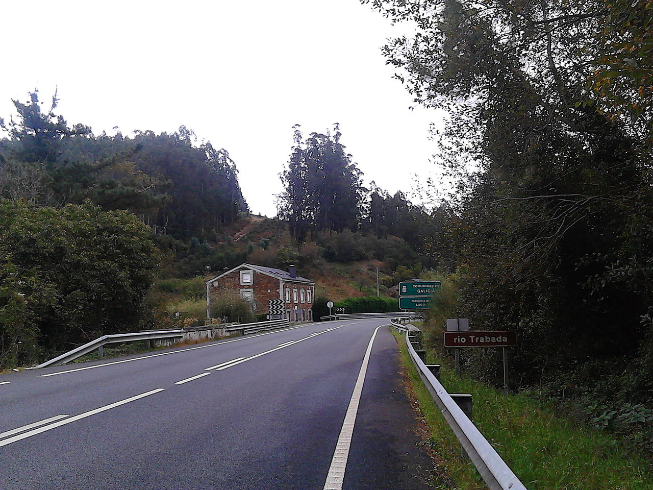 Entrada_en_Trabada,_Galicia,_dende_Asturias_pola_N640.jpg